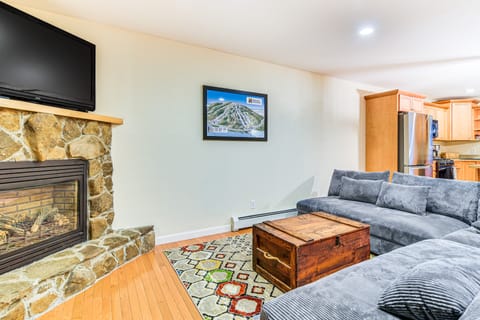 Ski-In/Ski-Out Condo at Pleasant Mountain! Apartment in Bridgton