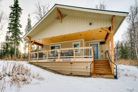 Denali Basecamp: Cozy Talkeetna Chalet w/ Fire Pit House in Talkeetna