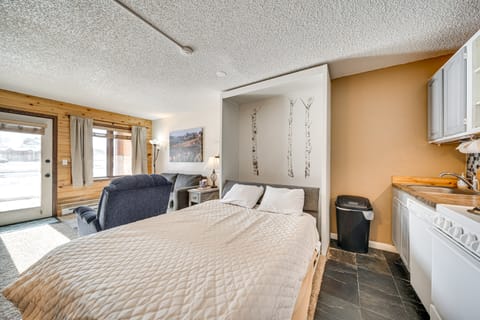 2 Mi to Granby Ranch: Mtn-View Studio w/ Perks Apartment in Granby