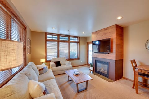 < 1 Mi to Silver Mountain: Luxury Condo w/ Views Apartment in Kellogg