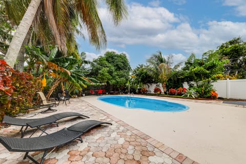 1 Mi to Beach: Sunny Lantana Cottage w/ Pool! Cottage in Lantana