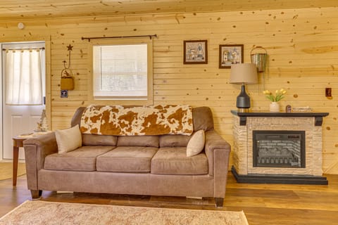 On 40 Acres: Charming Cabin in Zanesville! House in Ohio