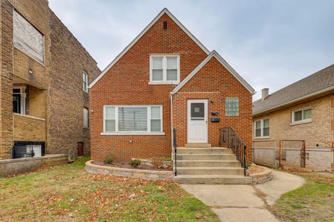 4 Mi to Lake Michigan: East Chicago Home w/ Grill House in Hammond