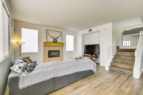 Pool Table & Charcoal Grill: Home in Victorville! House in Victorville