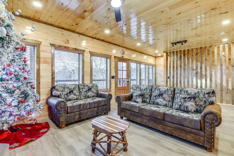 Hot Tub & Spectacular Views: Sevierville Cabin House in Sevierville