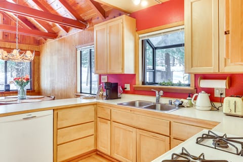 < 2 Blocks to Lake Tahoe: Family Home Near Skiing House in Lake Tahoe