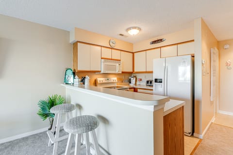 8 Mi to Ocean City Beach: Bayfront Condo w/ Deck Apartment in Ocean City