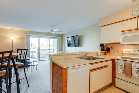 8 Mi to Ocean City Beach: Bayfront Condo w/ Deck Apartment in Ocean City