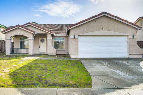 17 Mi to Napa: Spacious Vallejo Family Home! House in Vallejo