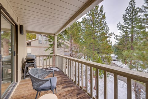 18 Mi to Palisades Ski Resort: Tahoe Area Townhome Apartment in Tahoe Vista