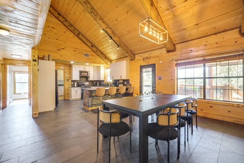 5 Mi to Dtwn Dripping Springs: Cabin w/ Jacuzzi! House in Rio Grande