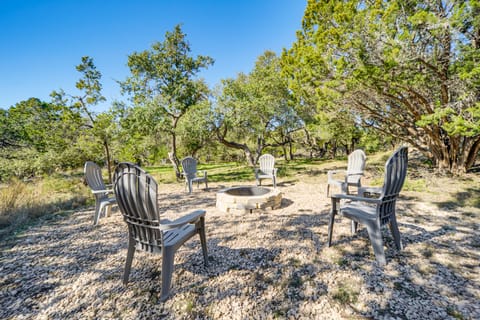 5 Mi to Dtwn Dripping Springs: Cabin w/ Jacuzzi! House in Rio Grande