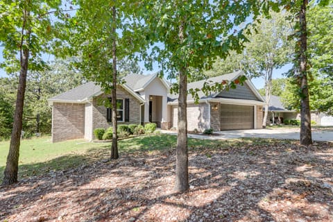 Table Rock Lake Retreat: Walk to Shore! House in Carroll County