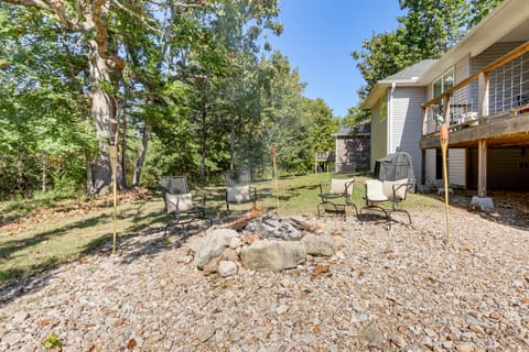 Table Rock Lake Retreat: Walk to Shore! House in Carroll County