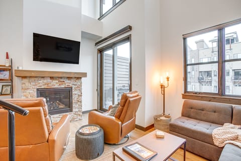 Walk to Cooper Creek Square: Condo w/ Hot Tub! Apartment in Fraser