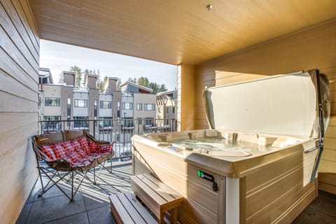 Walk to Cooper Creek Square: Condo w/ Hot Tub! Apartment in Fraser