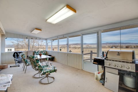 Hot Tub & Screened Porch: Getaway in Montrose! House in Colorado