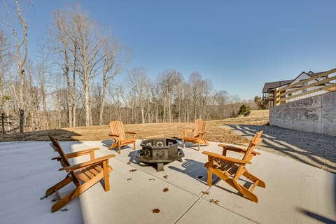 Fire Pit & Pool Table: Spacious Home in Clarkson! House in Nolin Lake