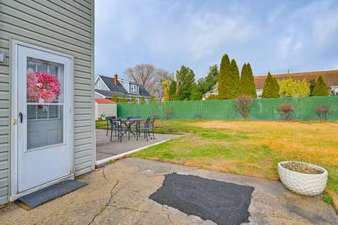 2 Mi to UBS Arena: WFH-Friendly Couple's Retreat Apartment in Floral Park