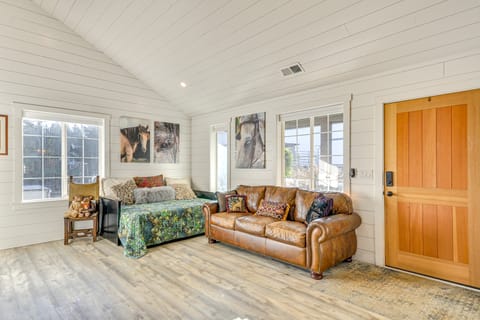 Dreamy Wine Country Retreat: Sherwood 'Rose Cabin' Cottage in Clackamas County