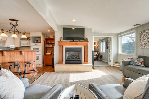 Cozy Table Rock Lake 'Boathouse' w/ Pool Access Cottage in Table Rock Lake