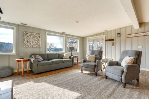 Cozy Table Rock Lake 'Boathouse' w/ Pool Access Cottage in Table Rock Lake