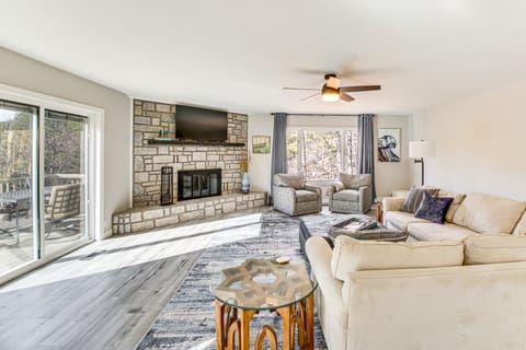 Waterfront Lake Coronado Home w/ Deck & Views House in Arkansas