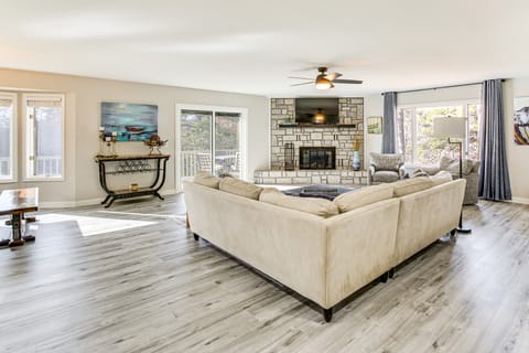 Waterfront Lake Coronado Home w/ Deck & Views House in Arkansas