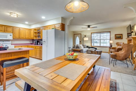 < 1 Mi to Bull Shoals Lake: 'The Blue Quill' House in Bull Shoals