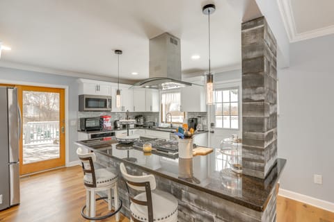 7 Mi to Cedar Point: Retreat w/ Hot Tub & Gazebo House in Sandusky