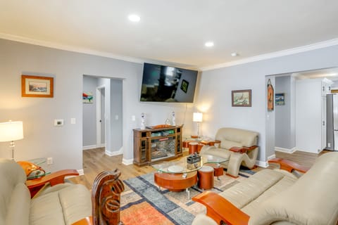 7 Mi to Cedar Point: Retreat w/ Hot Tub & Gazebo House in Sandusky