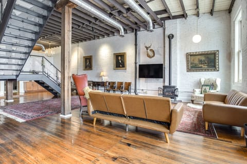 < 1 Mi to Wittenberg: Eclectic Loft w/ Parking! Apartment in Springfield