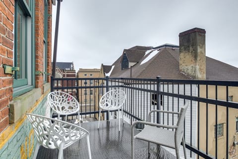 < 1 Mi to Wittenberg: Eclectic Loft w/ Parking! Apartment in Springfield