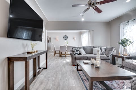 7 Mi to Downtown: East Los Angeles Apartment Apartment in Commerce