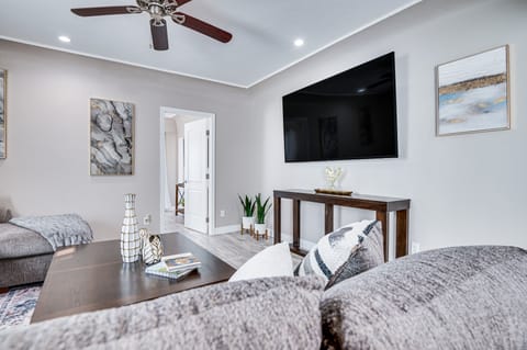 7 Mi to Downtown: East Los Angeles Apartment Apartment in Commerce