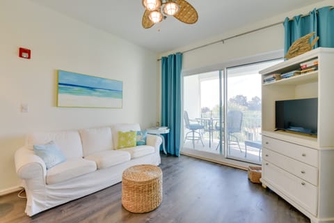 Walkable Condo w/ Pool Btwn Rosemary & Alys Beach! Apartment in Rosemary Beach