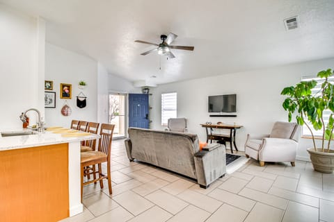 2 Mi to Petroglyph Nat’l Monument: Updated Home House in Albuquerque