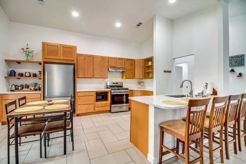 2 Mi to Petroglyph Nat’l Monument: Updated Home House in Albuquerque