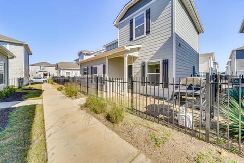 8 Mi to Lackland AFB: Pet-Friendly Home w/ Yard! House in San Antonio