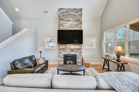 Newly Built Home w/ Mtn Views in Black Mountain! House in Black Mountain