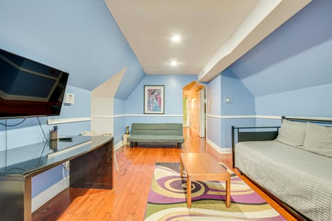 < 2 Mi to UChicago: Apt Near Bus Stops! Apartment in Chicago