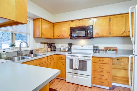 10 Mi to Portland: Greenway Neighborhood Home House in Tigard