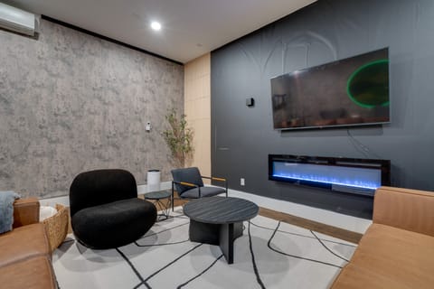 Stylish Apt Near Lake Travis w/ Entertainment Apartment in Lake Austin