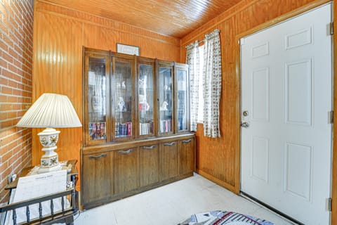 15 Mi to Dtwn Detroit: Cozy Family Home w/ Yard! House in Detroit