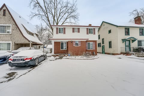 15 Mi to Dtwn Detroit: Cozy Family Home w/ Yard! House in Detroit