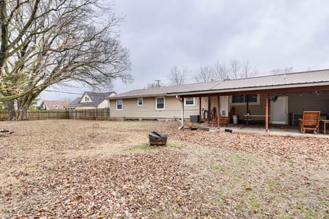 < 1 Mi to Main St Berryville: Spacious Family Home House in Arkansas