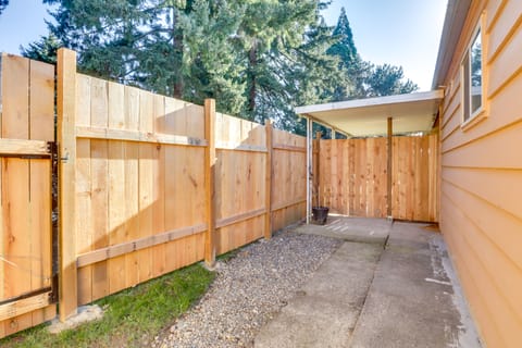 Apt 10 Mi to Portland: Walk to Bus Stop! Apartment in Tigard