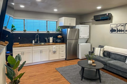 Apt 10 Mi to Portland: Walk to Bus Stop! Apartment in Tigard