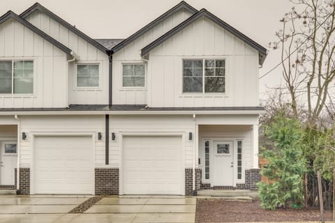 Walkable Portland Stay in St Johns District Apartment in Vancouver