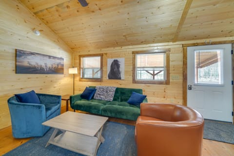 28 Mi to Downtown Louisville: Serene Farm Getaway House in Indiana